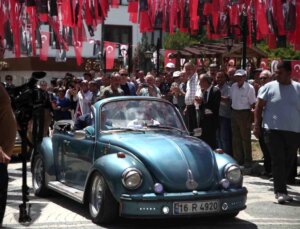 CHP Genel Başkanı Özgür Özel, Harmancık’a Vosvos ile Geldi