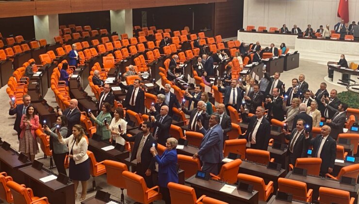 CHP Grubu TBMM Genel Heyeti’nde Işık Açma-Kapatma Eylemi Yaptı