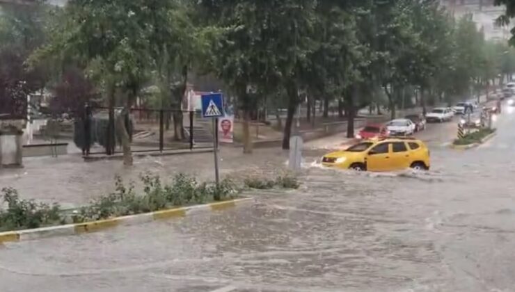 Çorum’da Araçlar Yolda Kaldı, Ağaçlar Devrildi