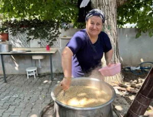 Deprem Bölgesinde Bolluk ve Rahmetin Simgesi Aşure Odun Ateşinde Pişti