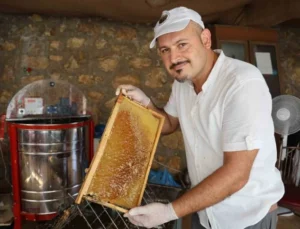 Depremzede Arıcının Yüzü Bereketli Geçen Erken Bal Hasadıyla Güldü