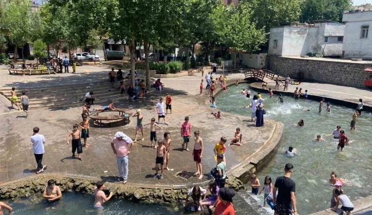 Diyarbakır’da Çocuklar Ailelerinin Nezaretinde Süs Havuzunda Serinliyor