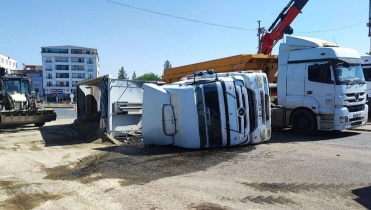 Diyarbakır’da Kum Yüklü Kamyon Devrildi