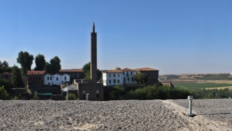 Diyarbakır’da UNESCO Listesindeki Tarihi Surlara Çiviler Çakıldı