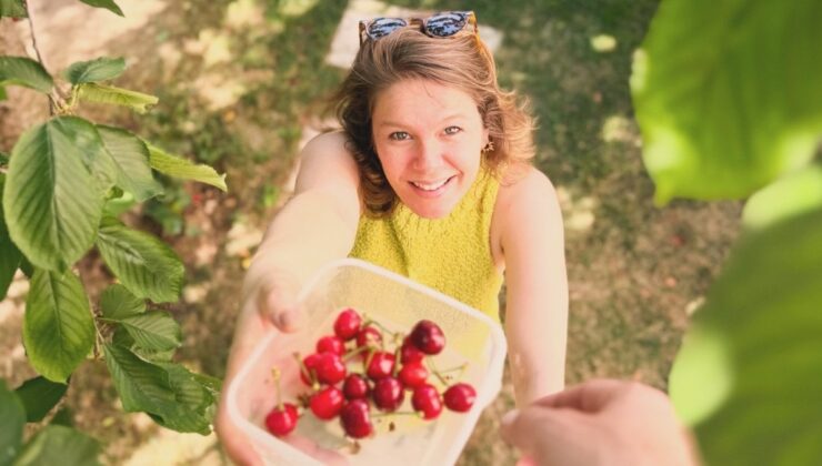 Doğuma Günler Kala Oyuncu Burcu Biricik’ten Mayolu Poz Geldi