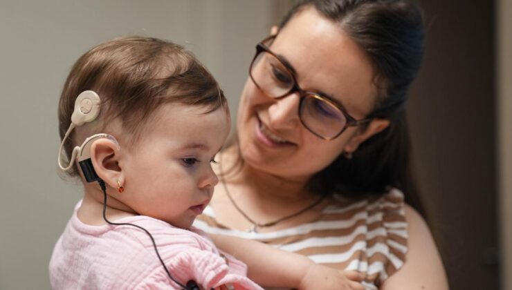 Doğuştan İşitme Engelli Bebek Türkiye’de Kısa Sürede Tedavi Edildi