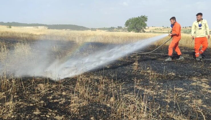 Dumlupınar’da Tarım Toprağındaki Yangın Büyümeden Söndürüldü