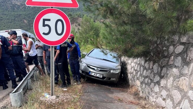 Duvara Çarpan Arabadaki 3 Kişi Yaralandı