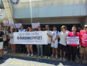 Ege Üniversitesi Öğrencilerinden ‘Yüzde 300 Zam’ Tepkisi: Okullarımızda Maddi Olarak Sömürülmekten Bıktık. Bizler Müşteri Değil Öğrenciyiz