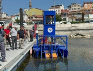 Eğirdir Gölü Üzerindeki Yosunlar ve Otlar Temizlenmeye Başladı