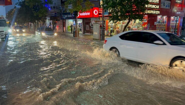 Elazığ’da Sağanak Yağış: Yollar Göle Döndü