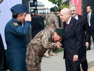 Emniyet Müdürü Bahçeli’nin Elini Öptü, Erdoğan’ın Sözleri Gündem Oldu