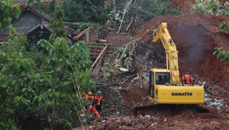 Endonezya’da Ruhsatsız Altın Madeninde Toprak Kayması: 17 Ölü