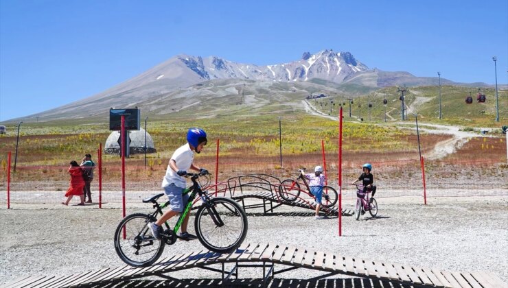 Erciyes, Yaz Boyunca Doğaseverleri Ağırlıyor