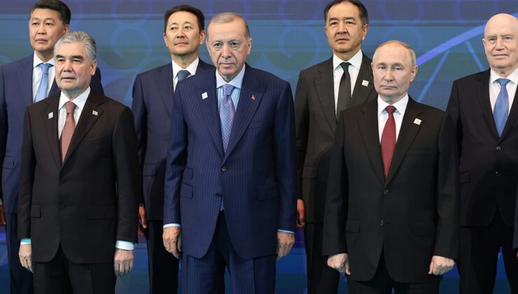 Erdoğan ve Putin Aile Fotoğrafında Yan Yana