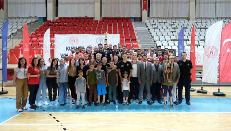 Erzincan İl Emniyet Müdürlüğü 15 Temmuz Demokrasi ve Milli Günü Voleybol Turnuvasının Şampiyonu Oldu