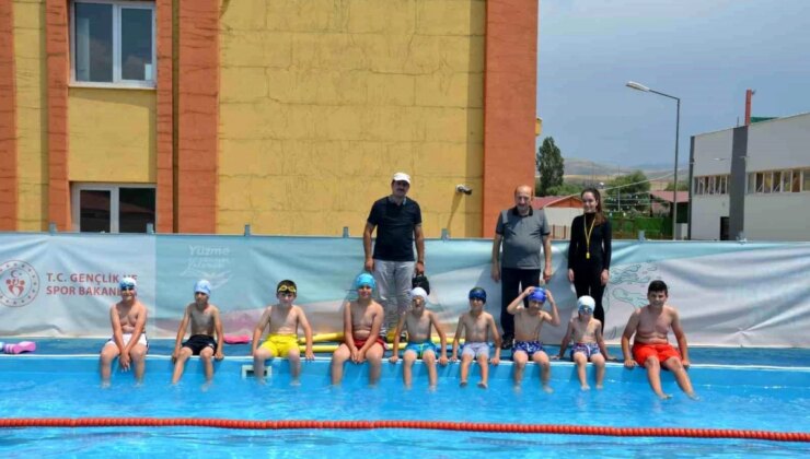 Erzincan’da Gençlik Spor İlçe Müdürlüğü ve Halk Eğitim Merkezi Tarafından Yüzme Kursu Açıldı