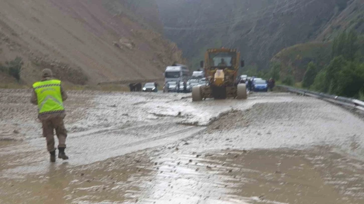 Erzurum-Artvin Yolunda Heyelan