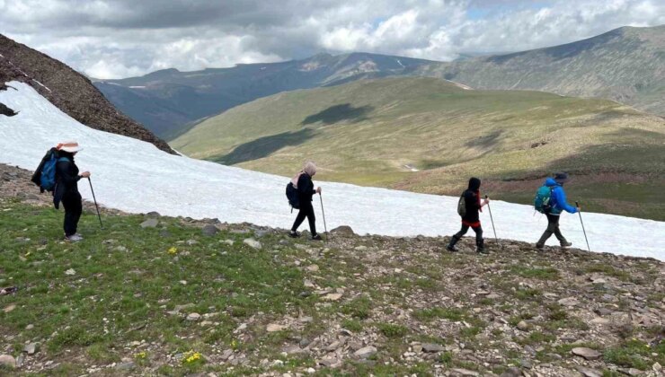 Erzurum’da 25 Kişilik Yürüyüş Grubu Tabiat Yürüyüşüyle Dört Mevsimi Bir Ortada Yaşadı