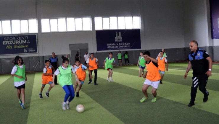 Erzurum’da Polis Çocuklarla Futbol Maçı Yaptı ve Vatandaşları Suça Karşı Bilgilendirdi