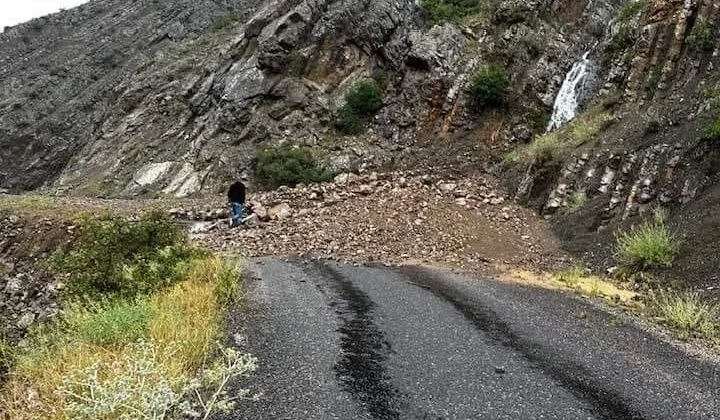 Erzurum’da Sel Nedeniyle Yol Çöktü