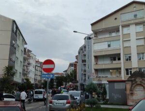 Eşinin ve Çocuklarının Gözü Önünde Husumetlisini Öldüren Polis Tutuklandı