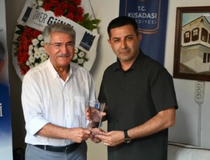 Eski Kültür ve Turizm Bakanı Fikri Sağlar Kuşadası’nda İmza Gününde