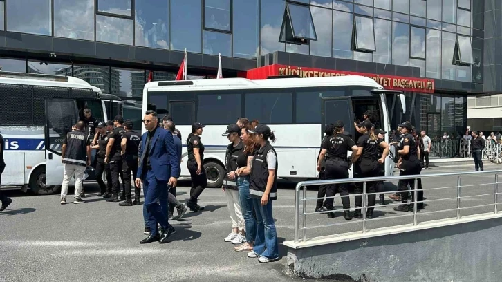 Fenomen Soruşturmasında Gözaltına Alınan Neslihan ve İnanç Güngen’in de Ortalarında Bulunduğu 45 Şüpheli Adliyede