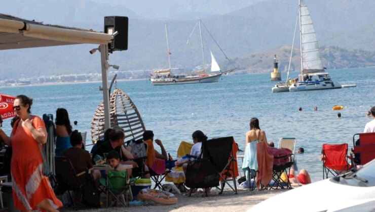 Fethiye’deki Liseli Öğrencilerin İşlettiği Plaj Ziyaretçi Akınına Uğruyor