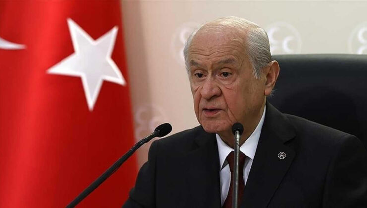 Görüntüler Çıktı: Başka Polisler de Bahçeli’nin Elini Öpmüş