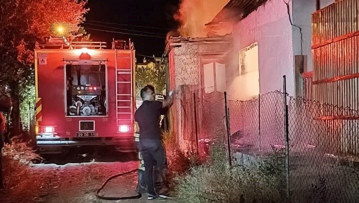 Gümüşhane’de Yanan Tek Katlı Meskendeki Patlama Anı Kamerada