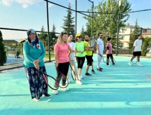 Hacılar Belediye Başkanı Bilal Özdoğan, Erciyes Mahallesi’ndeki Tenis Kursunu Ziyaret Etti