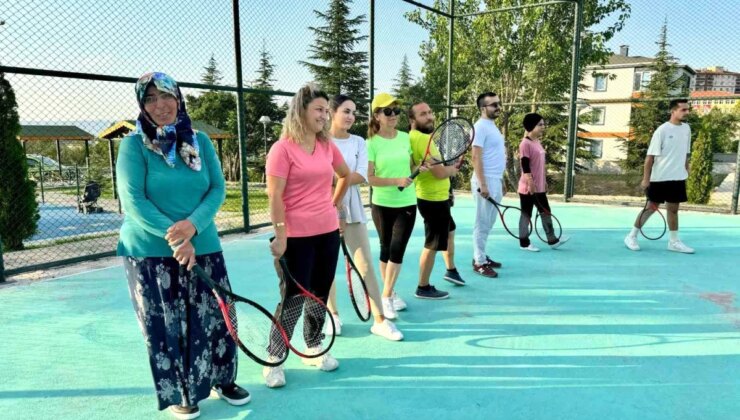 Hacılar Belediye Başkanı Bilal Özdoğan, Erciyes Mahallesi’ndeki Tenis Kursunu Ziyaret Etti