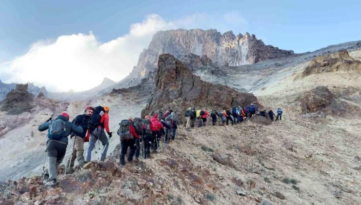 Hacılar Belediyesi, Sütdonduran Kampı ve Erciyes Zirve Tırmanışı’nın Başarılı Bir Şekilde Tamamlandığını Duyurdu