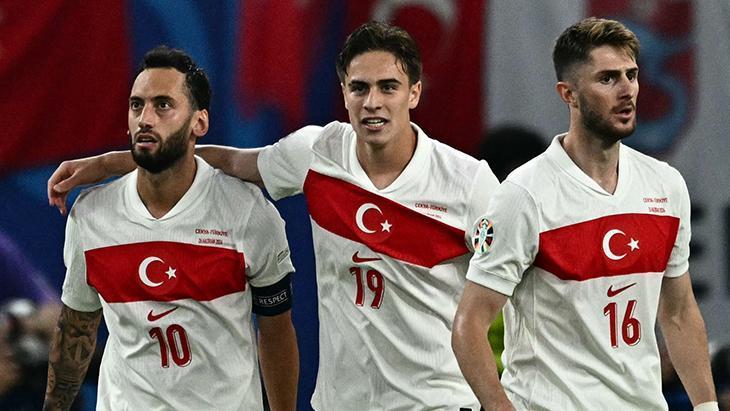 Hakan Çalhanoğlu’ndan Kenan Yıldız’a Destek Mesajı!