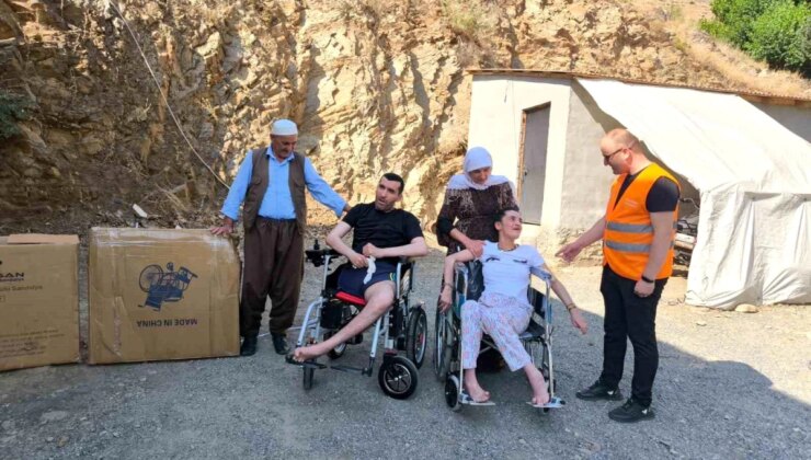 Hakkari Gençlik ve Engelliler Derneği, İhtiyaç Sahibi Engellilere Akülü Araba ve Tekerlekli Sandalye Hediye Etti