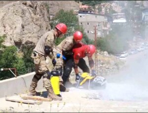 Hakkari İl Jandarma Komutanlığı Çalışanına Deprem ve Doğal Afet Eğitimi Veriliyor