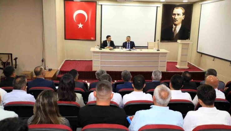 Hakkari Valisi Ali Çelik, Muhtarlar ve Belediyenin Ünite Amirleriyle Toplantı Yaptı