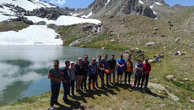 Hakkari’de 3 Bin 500 Rakımlı Berçelan Yaylası’ndaki Buzul Göllerine Doğasever İlgisi