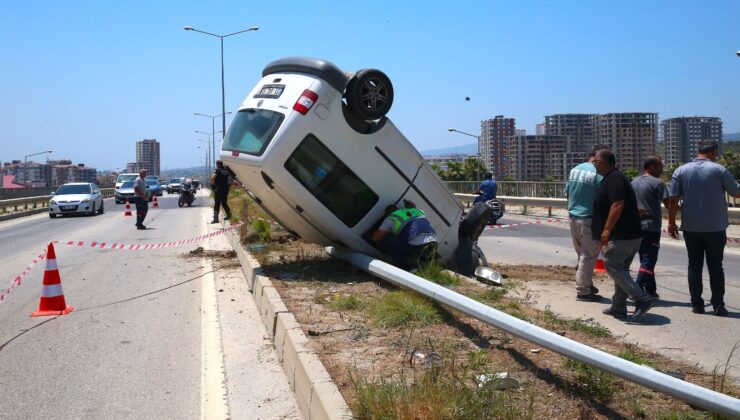 Hatay’da Aydınlatma Direğine Çarpan Araçtaki 3 Kişi Yaralandı