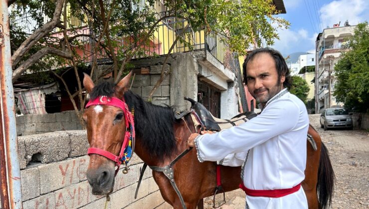 Hataylı Kara Murat! Türk Sinemalarındaki Karakterler Gibi Giyiniyor, Atıyla Sokaklarda Geziyor