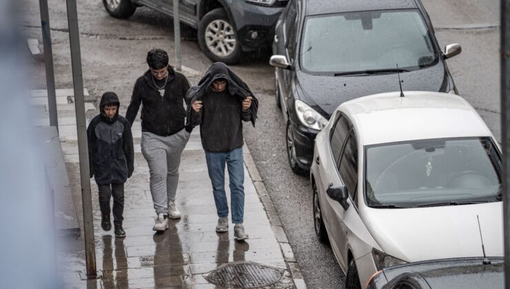 Hava Sıcaklığı 11 Dereceye Düştü, Sağanak Hayatı Olumsuz Etkiledi