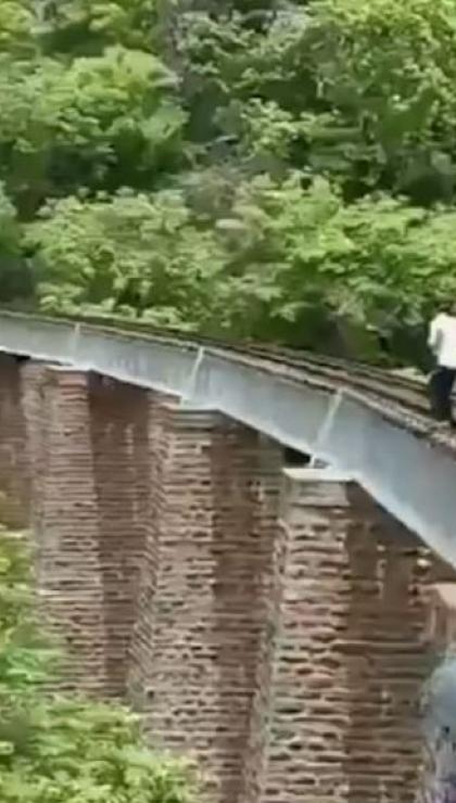 hindistanda demiryolu koprusunun ustunde fotograf ceken cift trenin altinda kalmamak icin 27 metre yukseklikten BDk7CDqq