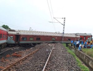 Hindistan’da Yolcu Treninin 18 Vagonu Raydan Çıktı: 2 Ölü