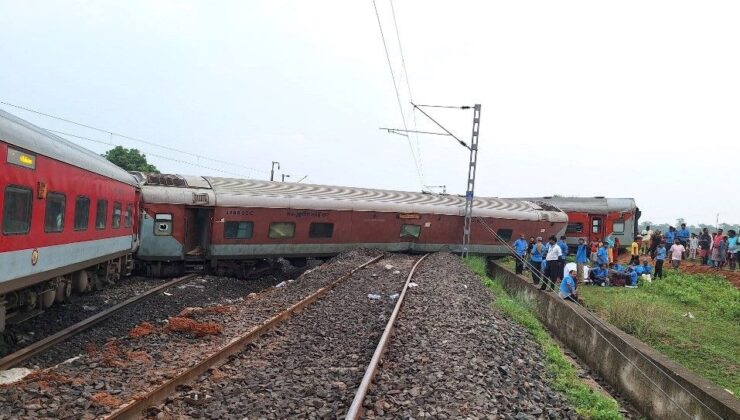 Hindistan’da Yolcu Treninin 18 Vagonu Raydan Çıktı: 2 Ölü