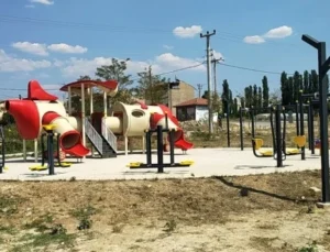 Hisarcık’ta Çocuk Oyun Parklarının Beton ve Toprak Yeri Tehlike Saçıyor