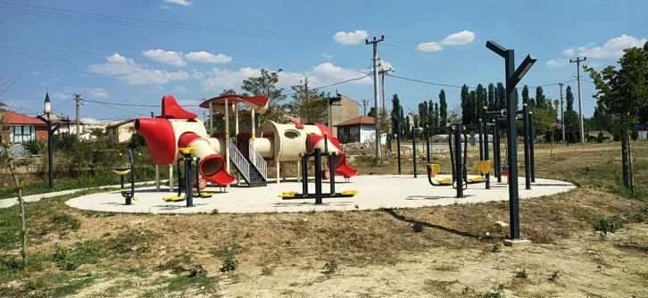 Hisarcık’ta Çocuk Oyun Parklarının Beton ve Toprak Yeri Tehlike Saçıyor