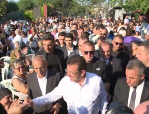 İBB Başkanı Ekrem İmamoğlu, Alevi Vatandaşların Aşure Lokmasına Ortak Oldu