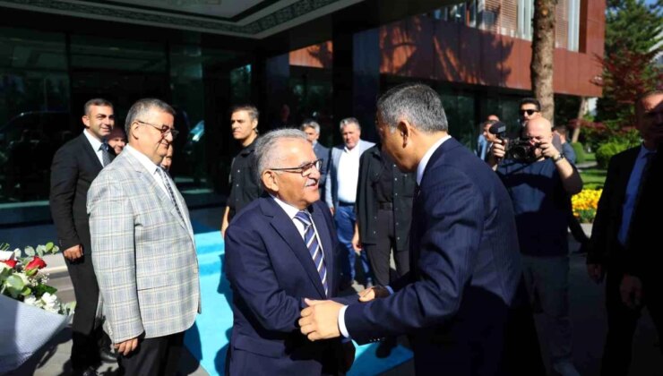 İçişleri Bakanı Ali Yerlikaya, Kayseri Büyükşehir Belediye Başkanı Dr. Memduh Büyükkılıç’ı Ziyaret Etti