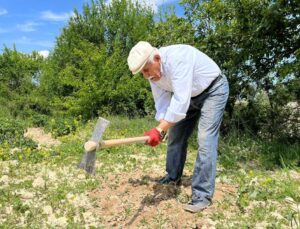 İleri Yaşına Rağmen Tarlada Çalışmaya Devam Ediyor: ‘Gençler Örnek Almalı’